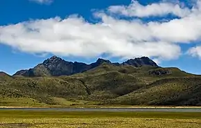 volcán Rumiñahui y laguna de Limpiopungo