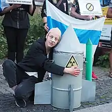 "¡Rusos contra la guerra!" durante una protesta en Wrocław, Polonia, el 8 de agosto de 2022 contra la guerra rusa en Ucrania. (En el fondo una bandera blanca-azul-blanca)