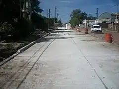 Avenida Eva Perón: construcción de calzada de hormigón armado, a la altura del cementerio de Santa Mónica.