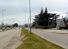 Fotografía tomada desde la Ruta 205. La misma es la principal via de acceso a la ciudad. A la derecha se puede ver uno de los dos bajo niveles que comunican el este y oeste de la ciudad, cuya estación de trenes se puede ver al fondo izquierdo.