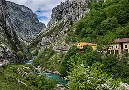 Vista de Poncebos, donde comienza la parte asturiana de la ruta del Cares