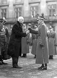 Edward Rydz-Śmigły (a la derecha) recibiendo la buława de Mariscal del Presidente de Polonia Ignacy Mościcki, Varsovia, 10 de noviembre de 1936.