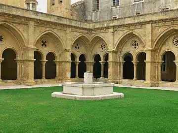 Los claustros ya estaban construidos en una transición entre románico y gótico, como se aprecia en los arcos apuntados.