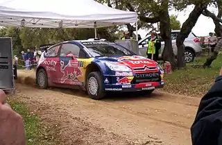 Un piloto tomando la salida en un tramo de tierra.