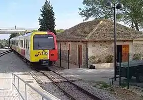 Tren de la serie 61 saliendo de Llubí.