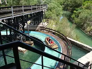 Tronco pasando bajo las vías del Ferrocarril Tour.