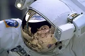 Visera en un traje de astronauta