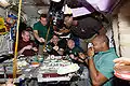 Una cena en el espacio a bordo de la Estación Espacial Internacional durante la misión STS-129 en 2009