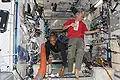 Satcher y Leland Melvin flotando dentro del Nodo 2. Jeff Williams está bebiendo agua.