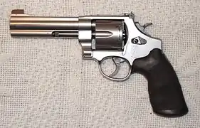 Un revólver Smith & Wesson Model 625 para tiro efectivo magnum