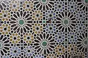 Motivos de estrellas de doce puntas en azulejos zellige en las Tumbas Saadíes, Marrakech