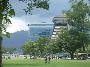 Contraloría General de la República visto desde el Parque la Sabana, San José, Raúl Goddard, 1982.