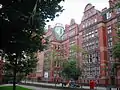 Sackville Park mirando hacia el Edificio Sackville, Universidad de Manchester.