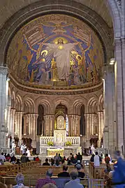 Tras el altar mayor de la basílica del Sacré Cœur se dispone un retablo neorrománico.