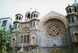 El templo de la Sagrada Familia, ubicado en la calle que lleva el mismo nombre que la Colonia, en el No. 69 alberga los restos del Padre José Vilaseca que fue el fundador de la misión Josefina.