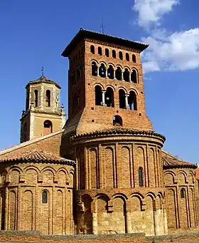 Torre románico-mudéjar sobre el tramo recto del ábside central en la Iglesia de San Tirso (Sahagún)