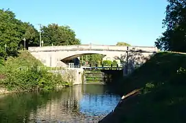 Saint-Aubin-sur-Yonne y puente sobre el Yonne.