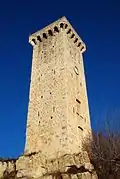 Matacanes sobre arcos descansando sobre ménsulas en cuartos de círculo superpuestos en quincunce.