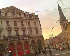 Estación de Saint-Paul e iglesia homónima.