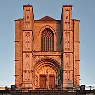 La torre de la  colegiata Sainte-Waudru de Mons habría debido tener unos  190 m, pero por falta de fondos no superó la altura de la nave