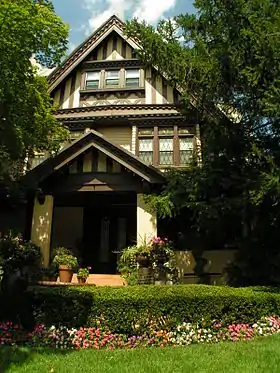 La Saitta House, Dyker Heights, Brooklyn, New York, construida en 1899 está diseñada al estilo Queen Anne Queen Anne style