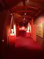Vista parcial de la sala de exposiciones temporales, habilitada en las crujías del piso superior del claustro.