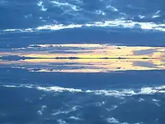 El reflejo de las nubes sobre el salar