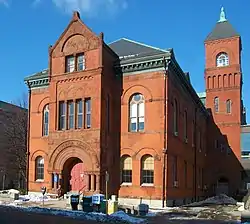 Corte Suprema de Salem, Massachusetts. Construida en 1864 como un diseño italiano, fue remodelada bajo el estilo románico richardsoniano en 1889.