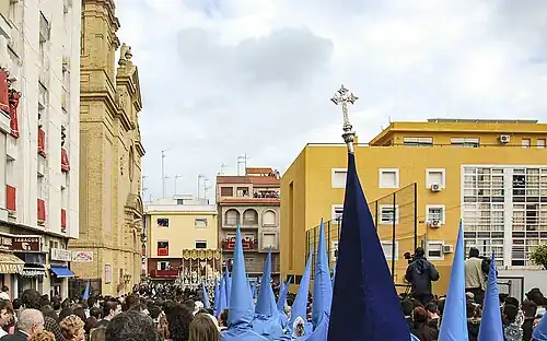 Salida del paso de palio de María Santísima de la Victoria desde la iglesia del Sagrado Corazón de Jesús (Huelva).