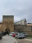 Muralla, puerta de arriba.