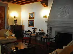 Salón con la chimenea de fondo