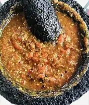 Salsa de jitomate y chile cuaresmeño tatemados