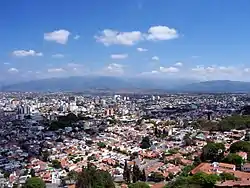 Vista de la ciudad subiendo hacia la cima del cerro.