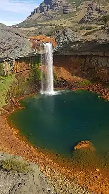 Imponente salto de agua de 60 metros de altura, ubicado a 10 km de Caviahue, por la Ruta provincial 27, en la provincia de Neuquén (Argentina).