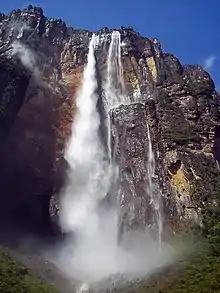 El Salto Ángel en el Parque nacional Canaima, es la cascada o caída de agua más alta del mundo.