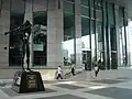 Átrio del edificio UOB Plaza One, con una escultura de Dalí.