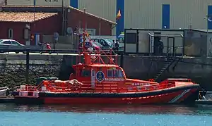 Embarcación de Salvamento Salvamar Deneb en su base en el Puerto de Santander (Cantabria).