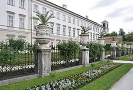 Fachada sobre el jardín de rosas