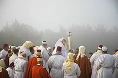 Sumo sacerdote encabezando procesión.