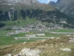 Vista de Samedan, cuyo aeropuerto es el más elevado de Europa (1707 msnm)