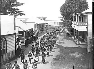 Guerreros samoanos y militares estadounidenses durante el asedio de Apia en marzo de 1899.