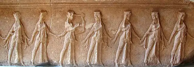 Relieve con mujeres danzantes (quizá las musas).