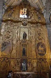 Vista de un retablo lateral en el Templo de San Agustín, Salamanca.