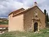 Ermita de san Blas, en el casco urbano, al fondo se aprecia el parque eólico