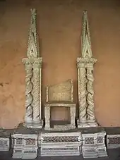 Trono papal en el claustro de San Juan de Letrán, Roma