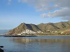 Imagen del pueblo desde la playa de Las Teresitas.