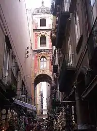 Via San Gregorio Armeno, une el decumano inferior con el mayor, a la altura de la Piazza san Gaetano.