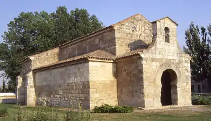 Portal con arco de herradura visigodo, Iglesia de San Juan de Baños