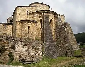 Grandes contrafuertes en la iglesia rural de San Martín de Mondoñedo (Lugo