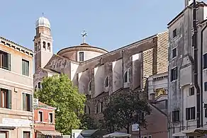 El lado norte de la iglesia y el campanile.